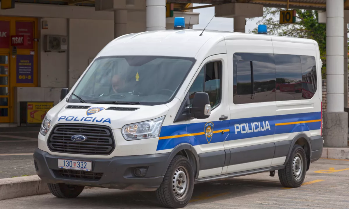 Hrvaški policist zalotil policiste BiH, kako čez mejo tihotapijo pohištvo