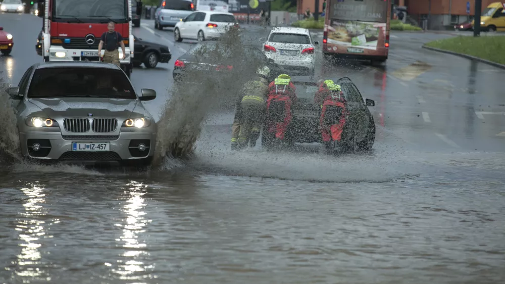 27.6.2015 neurje v Ljubljani, poplavljen podvoz Celov&scaron;ka cesta  ///FOTO: Luka Cjuha...