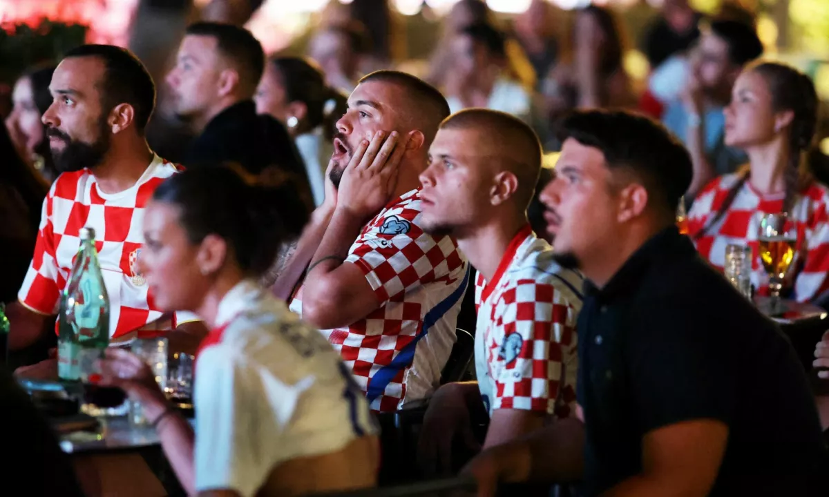 Solze pri sosedih: hrvaški navijači zaradi čipa v žogi od raja do pekla