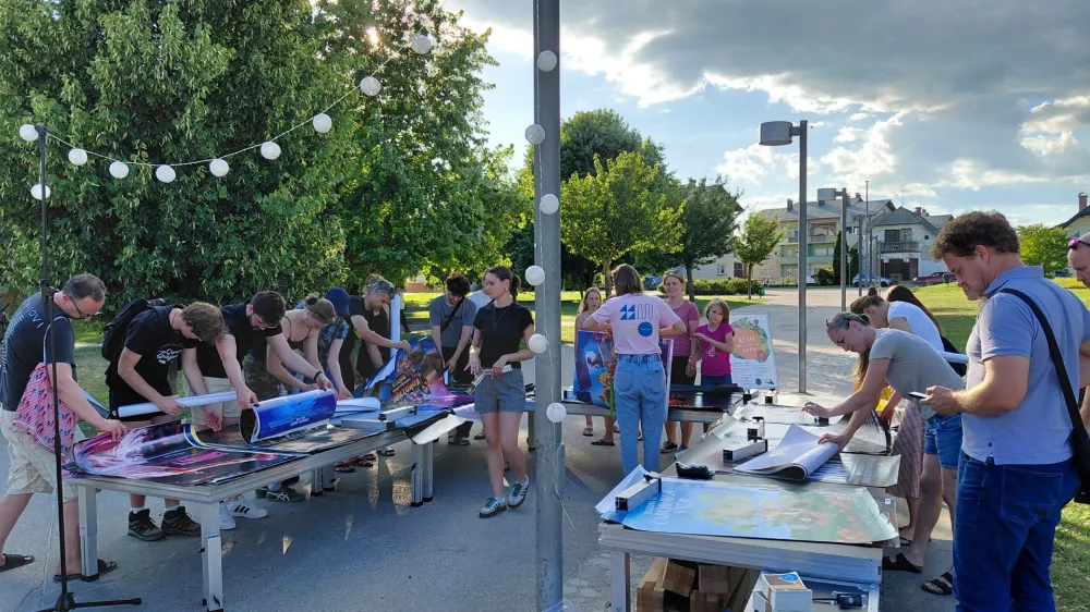 Sejem filmskih plakatov je pritegnil pozornost domačinov, nekateri so pri&scaron;li tudi iz okoli&scaron;kih krajev. 