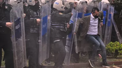 Turčija: Aretacije, uničevanje opozicije in dvorjenje Kurdom
