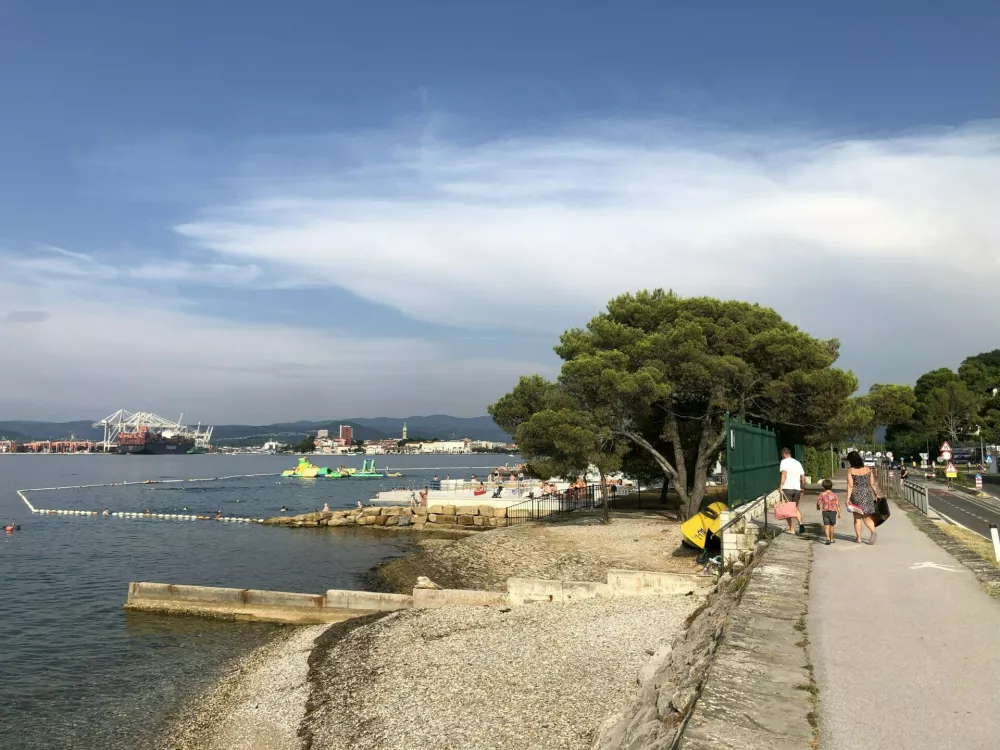 Plaža v Žusterni delno odprta