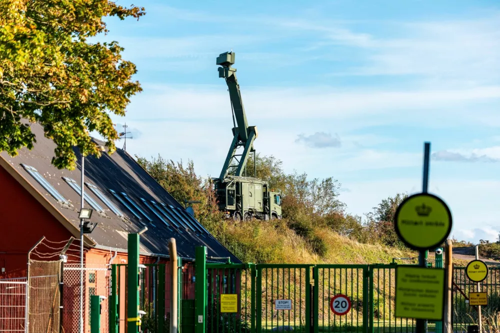 A mobile radar installation is positioned at the Danish military's area on Amager, Pionegaarden, near the village of Dragoer and on the coast of Oeresund, the strait between Denmark and Sweden, in Copenhagen, Denmark, September 26, 2025. Ritzau Scanpix/Steven Knap via REUTERS ATTENTION EDITORS - THIS IMAGE WAS PROVIDED BY A THIRD PARTY. DENMARK OUT. NO COMMERCIAL OR EDITORIAL SALES IN DENMARK.