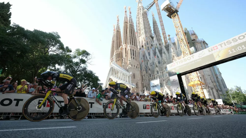 Cycling - Tour de France - Stage 1 - Barcelona to Barcelona - Barcelona, Spain - July 4, 2026 General view of Basilica of the Sagrada Familia as Team Visma | Lease a Bike cyclists are seen in action during stage 1 REUTERS/Bruna Casas