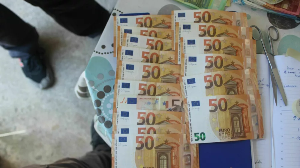 V hi&scaron;ni preiskavi so 70-letniku zasegli večjo količino droge in denarja.