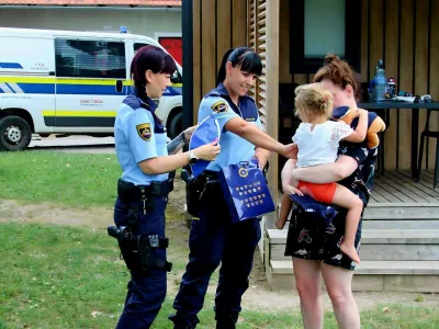 Policisti, gasilci, vodniki službenih psov, prostovoljci in tudi gosti iz kampa so iskali pogre&scaron;ano triletno deklico. 