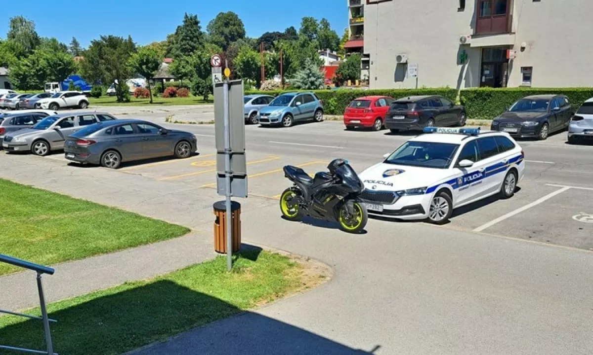 Bežal pred policijo, potem pa pred njihovo postajo napačno parkiral motor