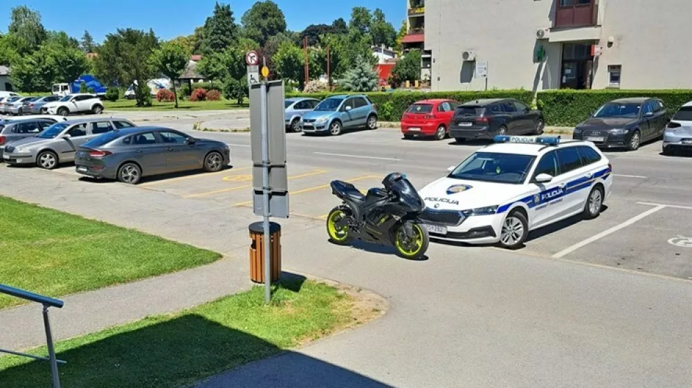 napačno parkiran motor pred policijsko postajo