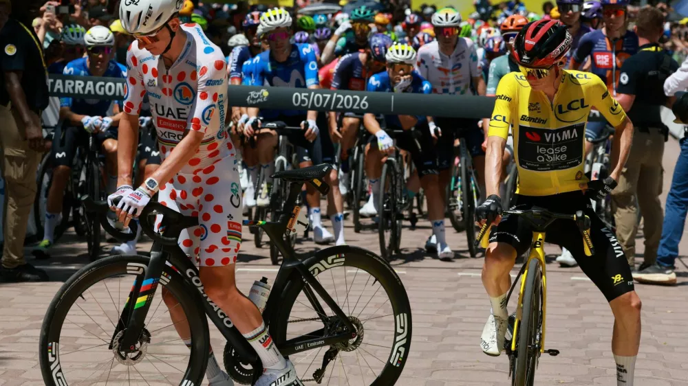Cycling - Tour de France - Stage 2 - Barcelona to Tarragona - Tarragona, Spain - July 5, 2026 UAE Team Emirates - XRG's Tadej Pogacar wearing the Polka Dot jersey and Team Visma | Lease a Bike's Jonas Vingegaard wearing the Yellow jersey before the start of stage 2 REUTERS/Stephanie Lecocq