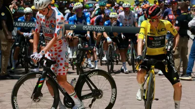 Cycling - Tour de France - Stage 2 - Barcelona to Tarragona - Tarragona, Spain - July 5, 2026 UAE Team Emirates - XRG's Tadej Pogacar wearing the Polka Dot jersey and Team Visma | Lease a Bike's Jonas Vingegaard wearing the Yellow jersey before the start of stage 2 REUTERS/Stephanie Lecocq