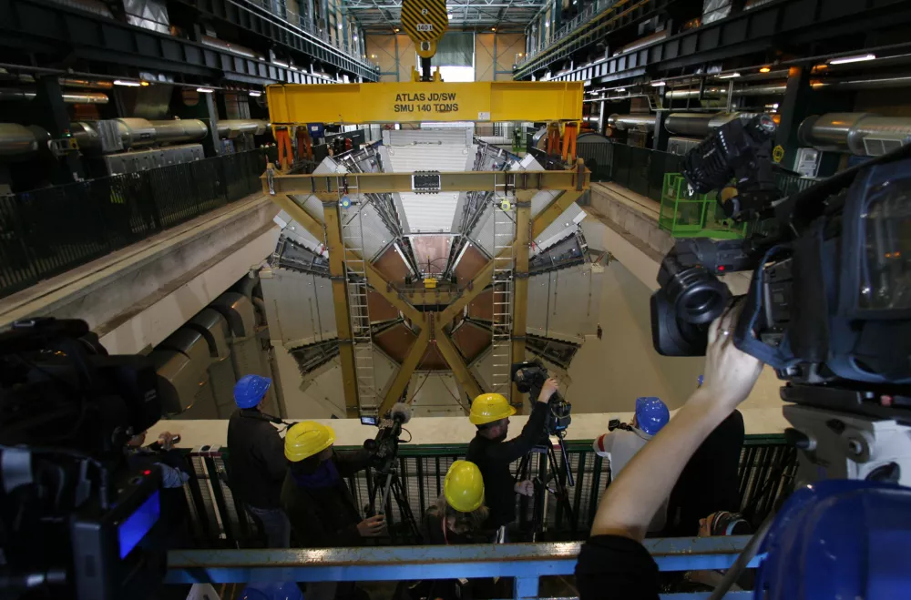 ATLAS detektor- CERN (&scaron;vica) - Evropska organizacija za jedrska raziskovanja - Evropski laboratorij za fiziko delcev, - CERN je izdelal &raquo;časovni stroj&laquo;: veliki hadronski trkalnik (LHC), - 27 kilometrov dolg krožni tunel pod francosko-&scaron;vicarsko mejo blizu Ženeve je največja in najbolj zapletena znanstvena naprava na svetu. Prav tako je to najhladnej&scaron;i hladilnik, ki deluje pri temperaturi &ndash;271 &deg;C (kar je celo hladneje kot v vesolju).- pripravlili najzahtevnej&scaron;i eksperiment v fiziki osnovnih delcev. - veliki hadronski trkalnik (Large Hadron Collider - LHC). - pospe&scaron;evalnik delcev - delci v velikem hadronskem trkalniku - hitrost približno 23.330 km na sekundo oziroma 83.989.800 km/h. //FOTO: Matej Pov&scaron;eOPOMBA: ZA OBJAVO V PRILOGI &ndash; DNEVNIKOV OBJEKTIV - REPORTAŽA