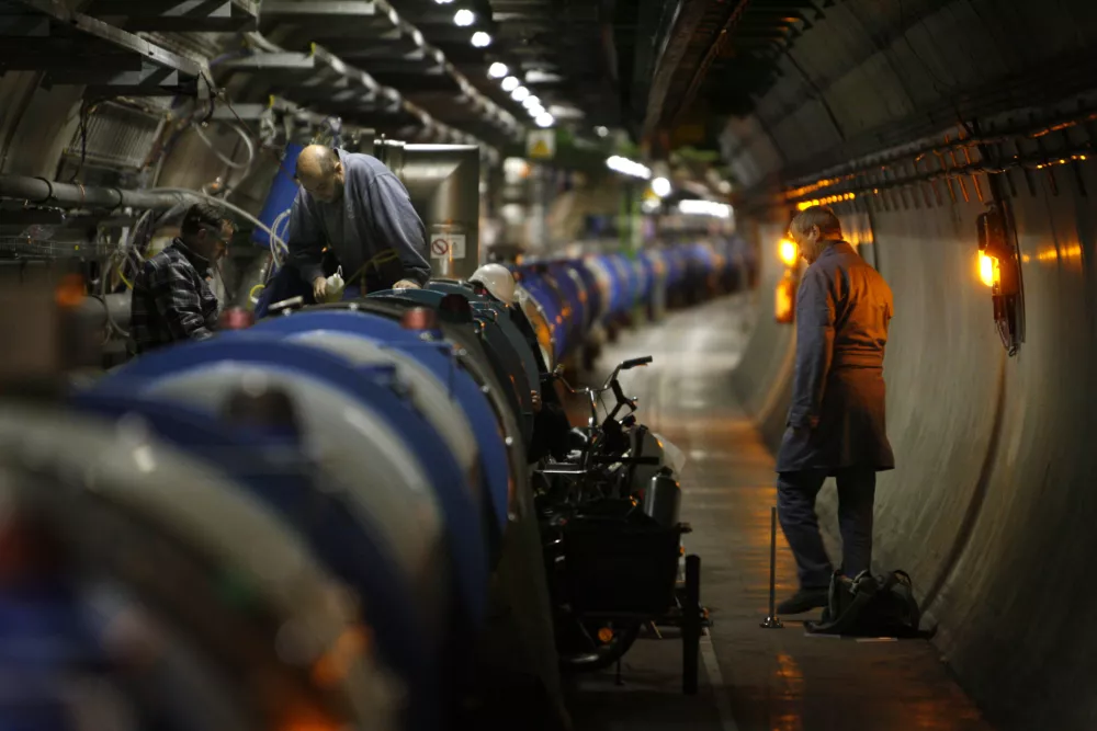 LHC tunel - veliki hadronski trkalnik (Large Hadron Collider - LHC). - CERN (&scaron;vica) - Evropska organizacija za jedrska raziskovanja - Evropski laboratorij za fiziko delcev, - CERN je izdelal &raquo;časovni stroj&laquo;: veliki hadronski trkalnik (LHC), - 27 kilometrov dolg krožni tunel pod francosko-&scaron;vicarsko mejo blizu Ženeve je največja in najbolj zapletena znanstvena naprava na svetu. Prav tako je to najhladnej&scaron;i hladilnik, ki deluje pri temperaturi &ndash;271 &deg;C (kar je celo hladneje kot v vesolju).- pripravlili najzahtevnej&scaron;i eksperiment v fiziki osnovnih delcev. - veliki hadronski trkalnik (Large Hadron Collider - LHC). - pospe&scaron;evalnik delcev - delci v velikem hadronskem trkalniku - hitrost približno 23.330 km na sekundo oziroma 83.989.800 km/h. //FOTO: Matej Pov&scaron;eOPOMBA: ZA OBJAVO V PRILOGI &ndash; DNEVNIKOV OBJEKTIV - REPORTAŽA