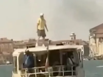 Turist na vodnem avtobusu.