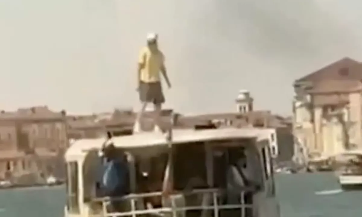 (VIDEO) Splezal na streho vaporetta, ujeli so ga policisti
