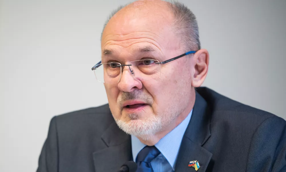 Ljubljana, Muzejska zbirka Zdruzenja VSO.Novinarska konferenca Zdruzenja za vrednote slovenske osamosvojitve (VSO), na kateri so predstavili stalisca glede zdruzenja Muzeja slovenske osamosvojitve in Muzeja novejse zgodovine Slovenije v Muzej novejse in sodobne zgodovine Slovenije.Nekdanji drzavni sekretar Jelko Kacin.