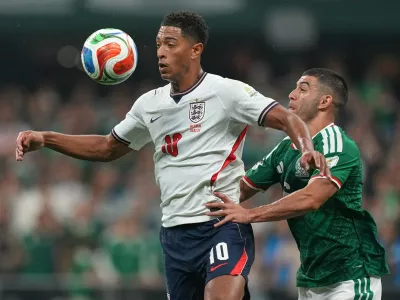 England's Jude Bellingham, left, tries to control the ball against Mexico's Erik Lira during the World Cup round of 16 soccer match between Mexico and England in Mexico City, Sunday, July 5, 2026. (AP Photo/Moises Castillo)