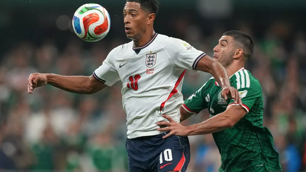 England's Jude Bellingham, left, tries to control the ball against Mexico's Erik Lira during the World Cup round of 16 soccer match between Mexico and England in Mexico City, Sunday, July 5, 2026. (AP Photo/Moises Castillo)