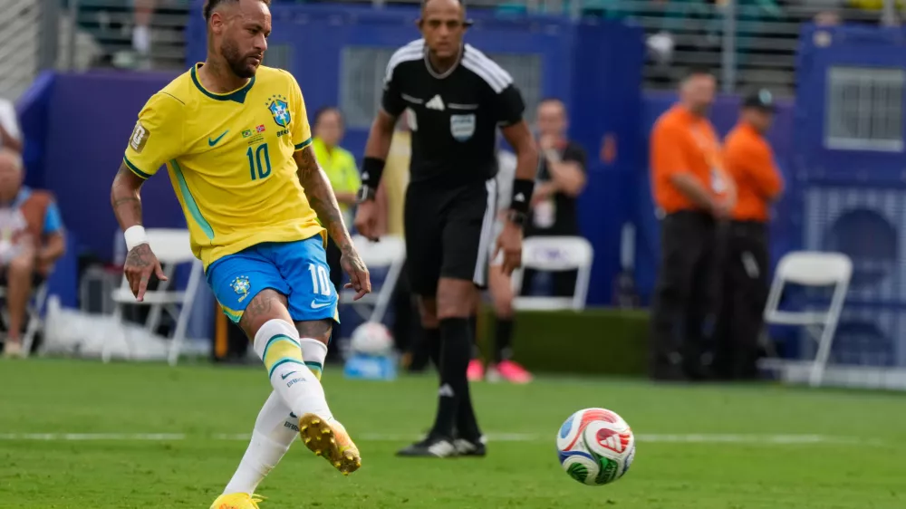 Brazil's Neymar (10) scores a goal from a penalty kick during the World Cup round of 16 soccer match between Brazil and Norway in East Rutherford, N.J., near New York, Sunday, July 5, 2026. (AP Photo/Seth Wenig)