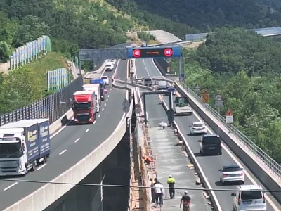 Vipavska hitra cesta, pod razcepom Nanos.Prenova vipavske hitre ceste preko Rebernic.