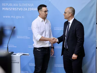 Plačni spor s politično agendo?