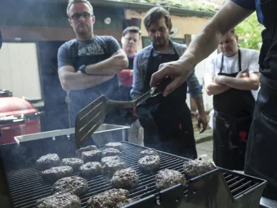 Hamburgerji kobe style- 30.05.2015 - Akademija peke na žaru - Gurmanska KOBE akademija, kulinarika - gastronomija - hrana - žar - ro&scaron;tilj - kuharstvo///FOTO: Luka Cjuha