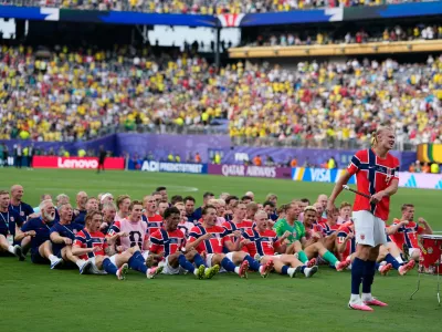 Norway's Erling Haaland (9) leads the team as they participate in a viking boat row after the World Cup round of 16 soccer match between Brazil and Norway in East Rutherford, N.J., near New York, Sunday, July 5, 2026. (AP Photo/Frank Franklin II)