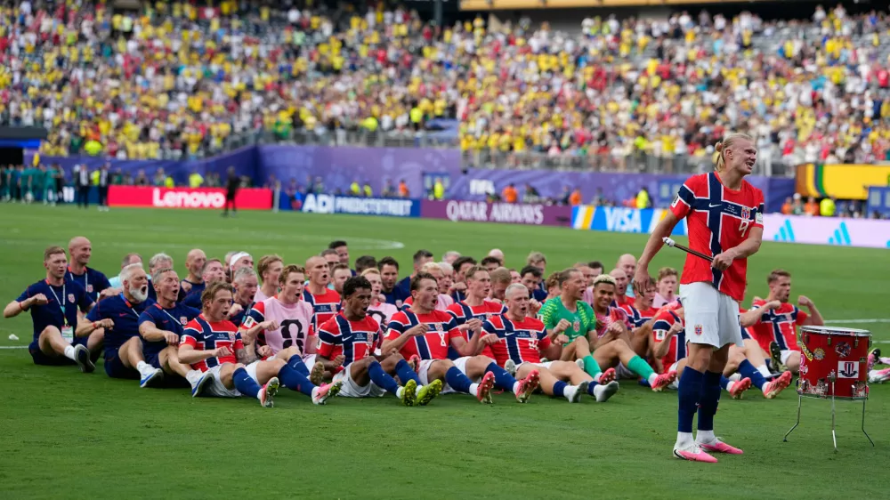 Norway's Erling Haaland (9) leads the team as they participate in a viking boat row after the World Cup round of 16 soccer match between Brazil and Norway in East Rutherford, N.J., near New York, Sunday, July 5, 2026. (AP Photo/Frank Franklin II)
