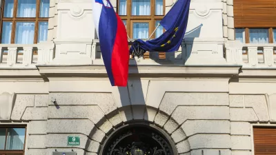 Roparji nad Ganca z brcami, pestmi, solzivcem in paralizatorjem