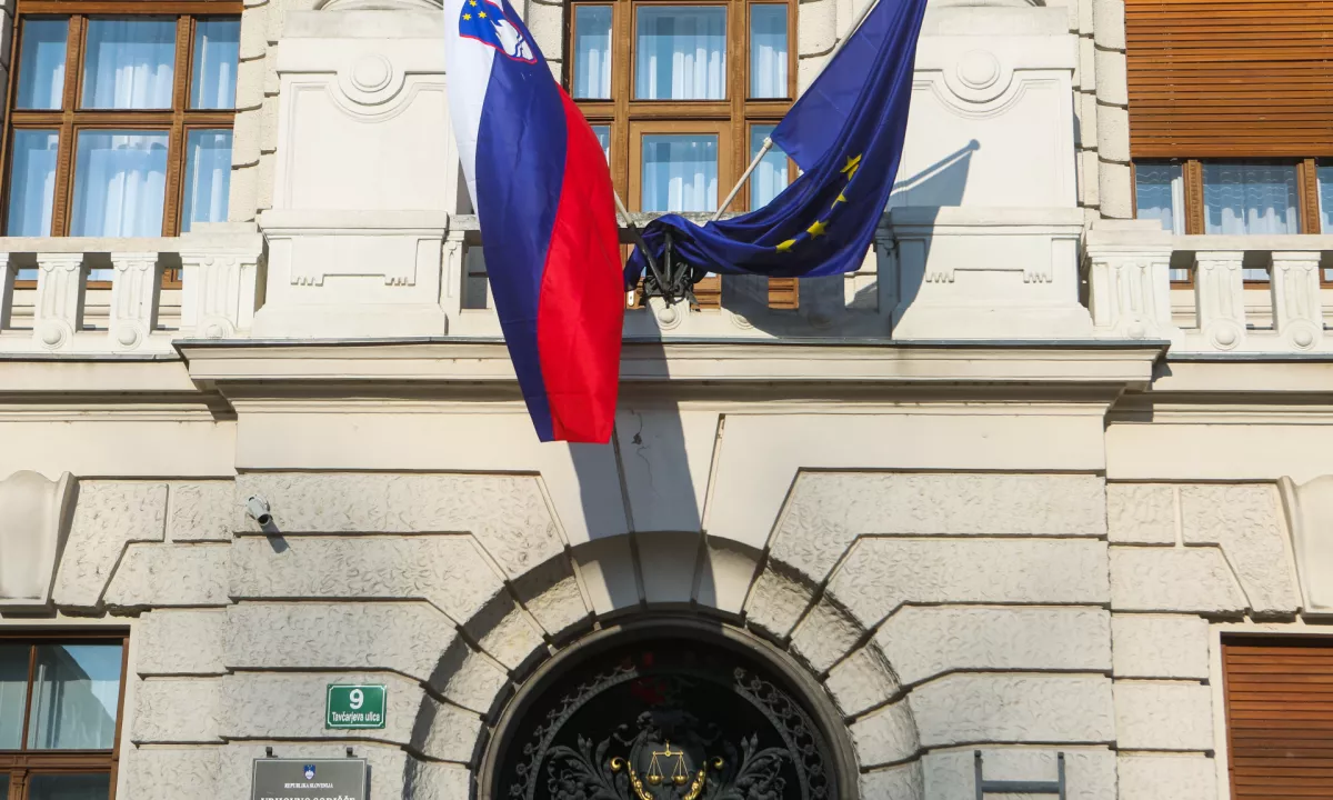 Roparji nad Ganca z brcami, pestmi solzivcem in paralizatorjem
