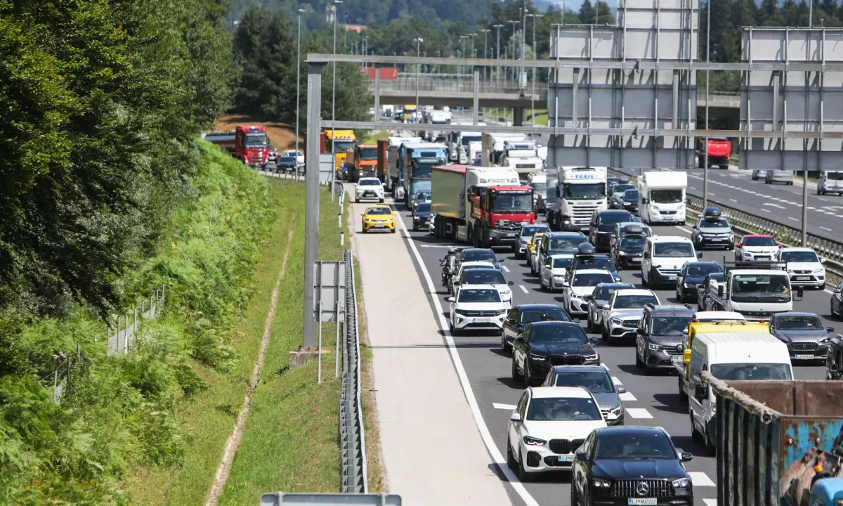 Prometni kolaps na slovenskih cestah: Kje so trenutno najdaljši zastoji?