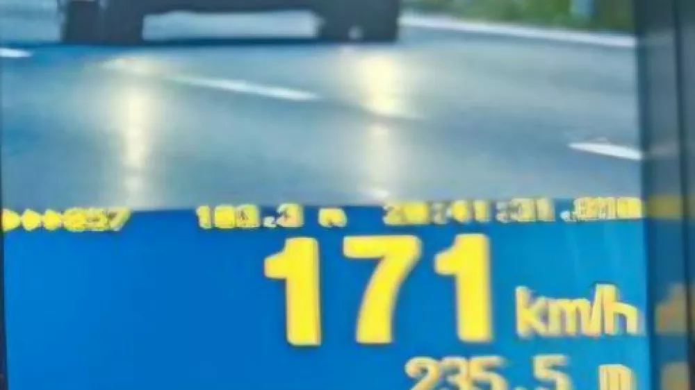 Voznik je po avtocesti divjal s hitrostjo 171 kilometrov na uro. 