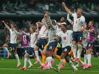 England players celebrate after winning the World Cup round of 16 soccer match between Mexico and England in Mexico City, Sunday, July 5, 2026. (AP Photo/Eduardo Verdugo)