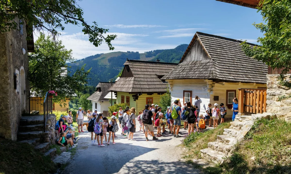 V vasi živi sedemnajst ljudi, vsak dan pa jo obišče na tisoče turistov: »Smo kot v živalskem vrtu!«