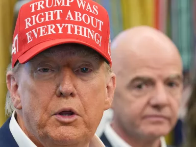 Donald Trump lani s predsednikom Fife Giannijem Infantinom in kapo, na kateri pi&scaron;e, da je imel Trump vedno prav v vsem. / Foto: AP