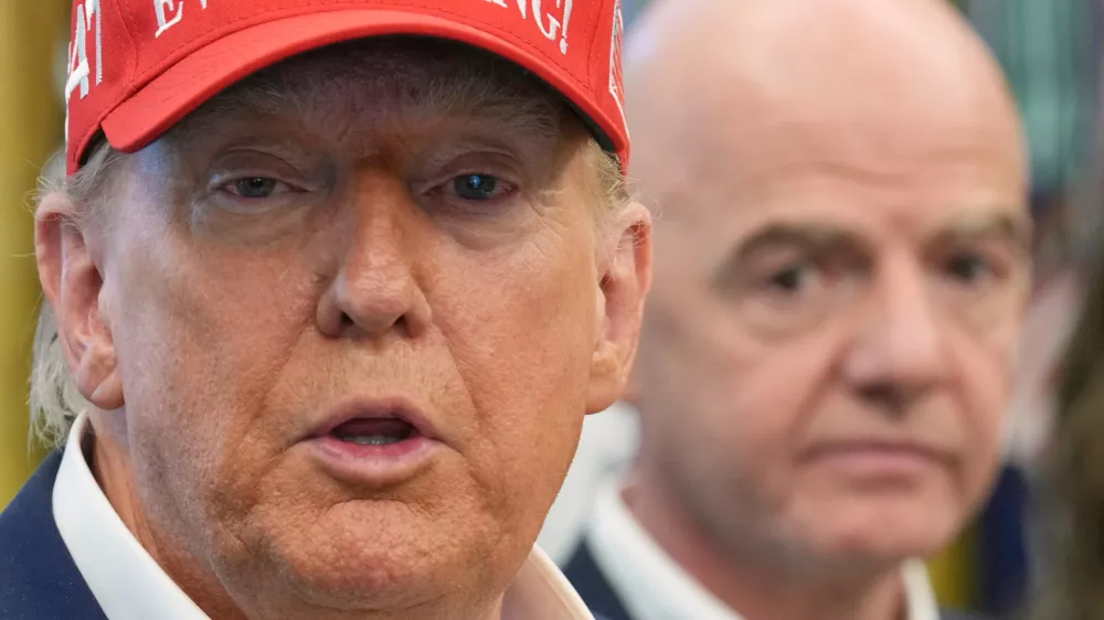 Donald Trump lani s predsednikom Fife Giannijem Infantinom in kapo, na kateri pi&scaron;e, da je imel Trump vedno prav v vsem. / Foto: AP