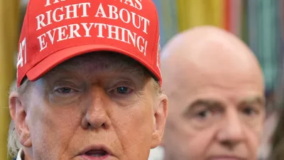 Donald Trump lani s predsednikom Fife Giannijem Infantinom in kapo, na kateri pi&scaron;e, da je imel Trump vedno prav v vsem. / Foto: AP