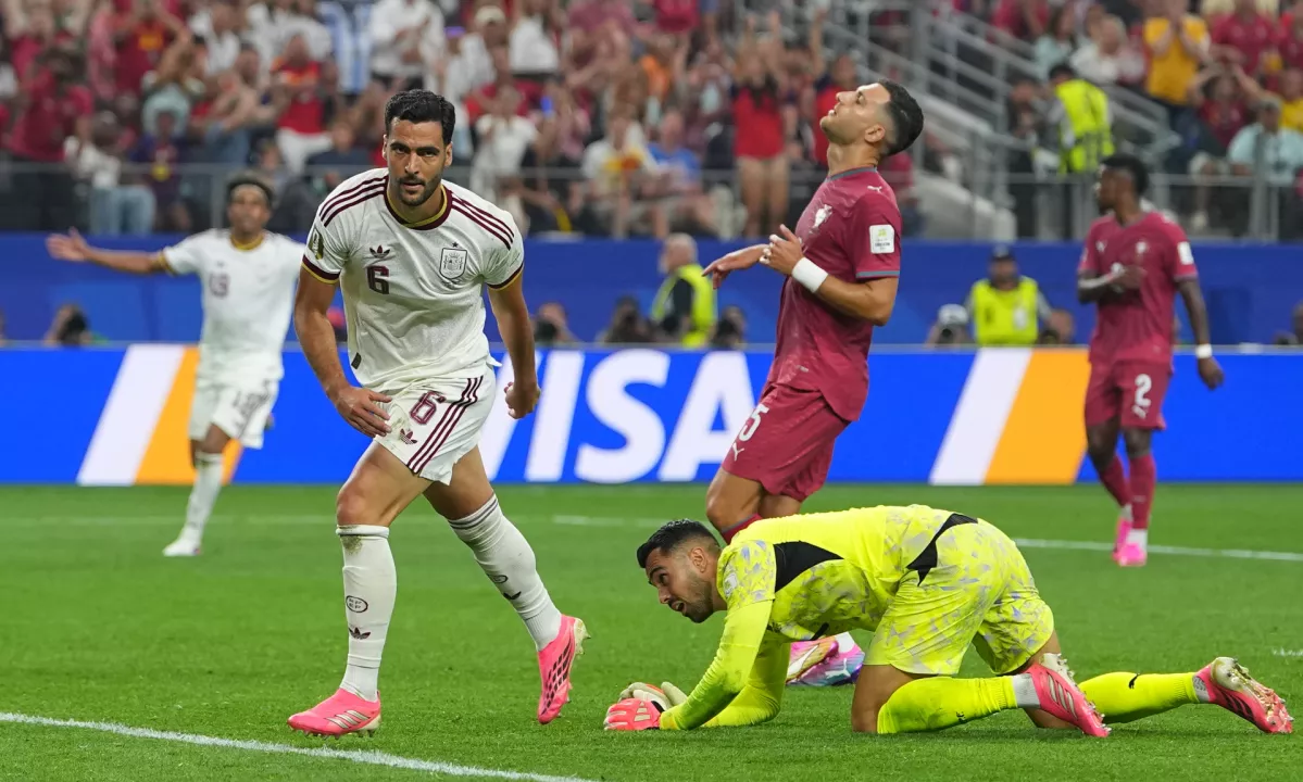 Merinov gol v sodniškem dodatku Španiji priigral četrtfinale SP, Ronaldo v solzah