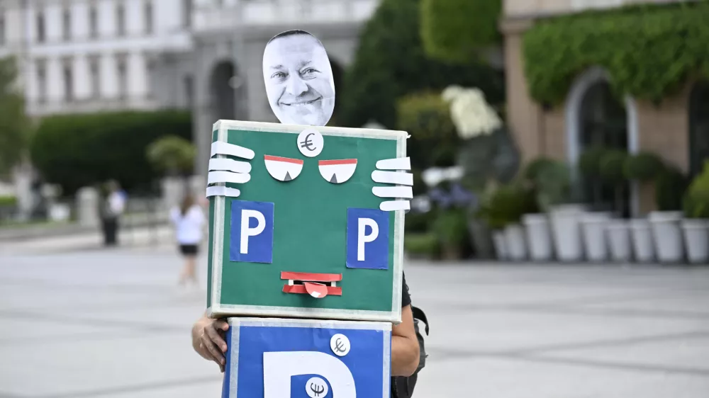 Umik parkirnega odloka: iniciativa vložila pobudo za oceno ustavnosti sklepa o umiku