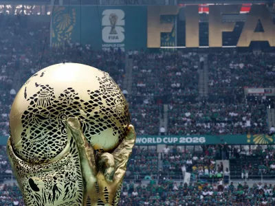 Soccer Football - FIFA World Cup 2026 - Group A - Mexico v South Africa - Estadio Azteca, Mexico City, Mexico - June 11, 2026 General view of a replica World Cup trophy during the opening ceremony before the match REUTERS/Kai Pfaffenbach / Foto: Kai Pfaffenbach