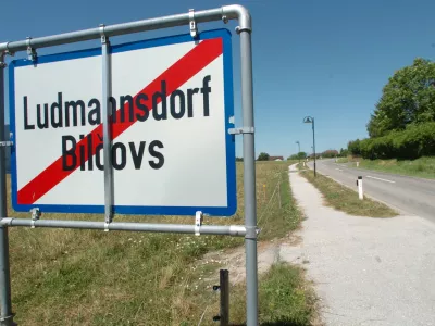 dvojezična tabla - Ludmannsdorf- dvojezično krajevno označevanje - - krajevne table razdelile slovensko manj&scaron;ino -- Avstrijski parlament je zavrnil ustavni zakon o dvojezični topografiji na Koro&scaron;kem , //FOTO: Tomaž SkaleOPOMBA: ZA OBJAVO V ČASOPISU DNEVNIK