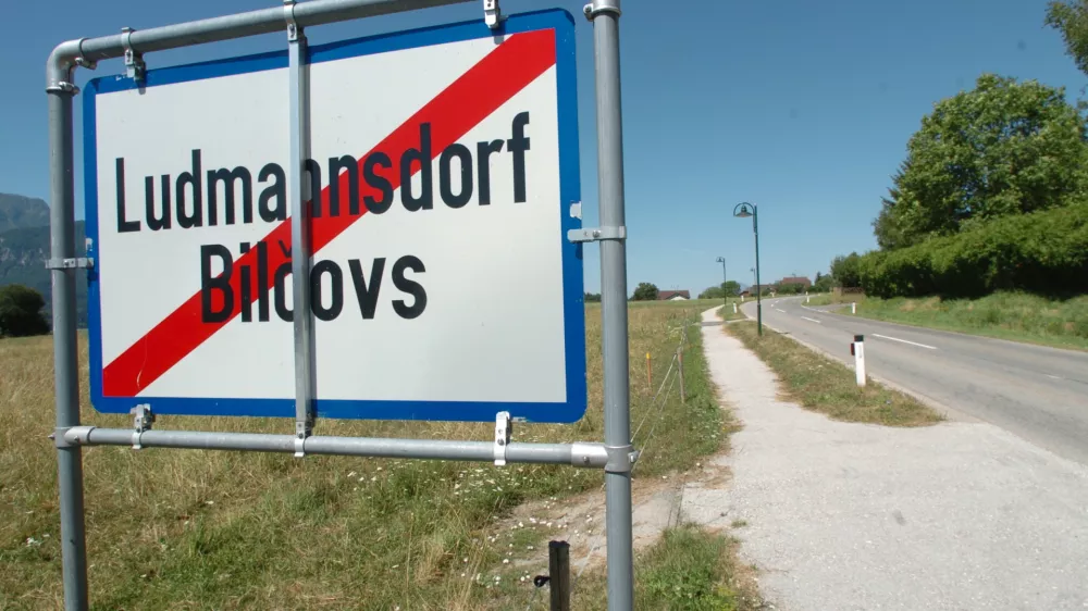 dvojezična tabla - Ludmannsdorf- dvojezično krajevno označevanje - - krajevne table razdelile slovensko manj&scaron;ino -- Avstrijski parlament je zavrnil ustavni zakon o dvojezični topografiji na Koro&scaron;kem , //FOTO: Tomaž SkaleOPOMBA: ZA OBJAVO V ČASOPISU DNEVNIK