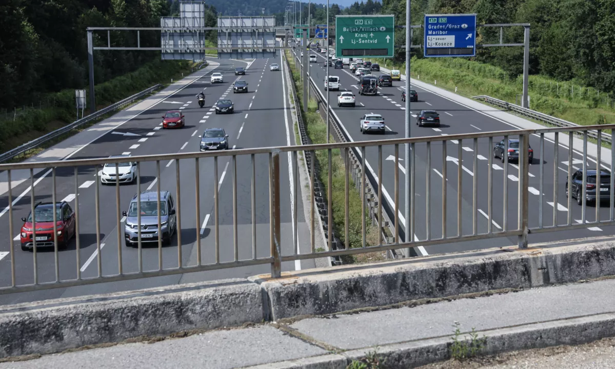 Zaradi nesreče močno oviran promet pri Mariboru