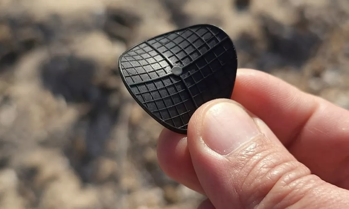 Ste na plaži našli okrogel črni plošček? Pomagajte znanosti