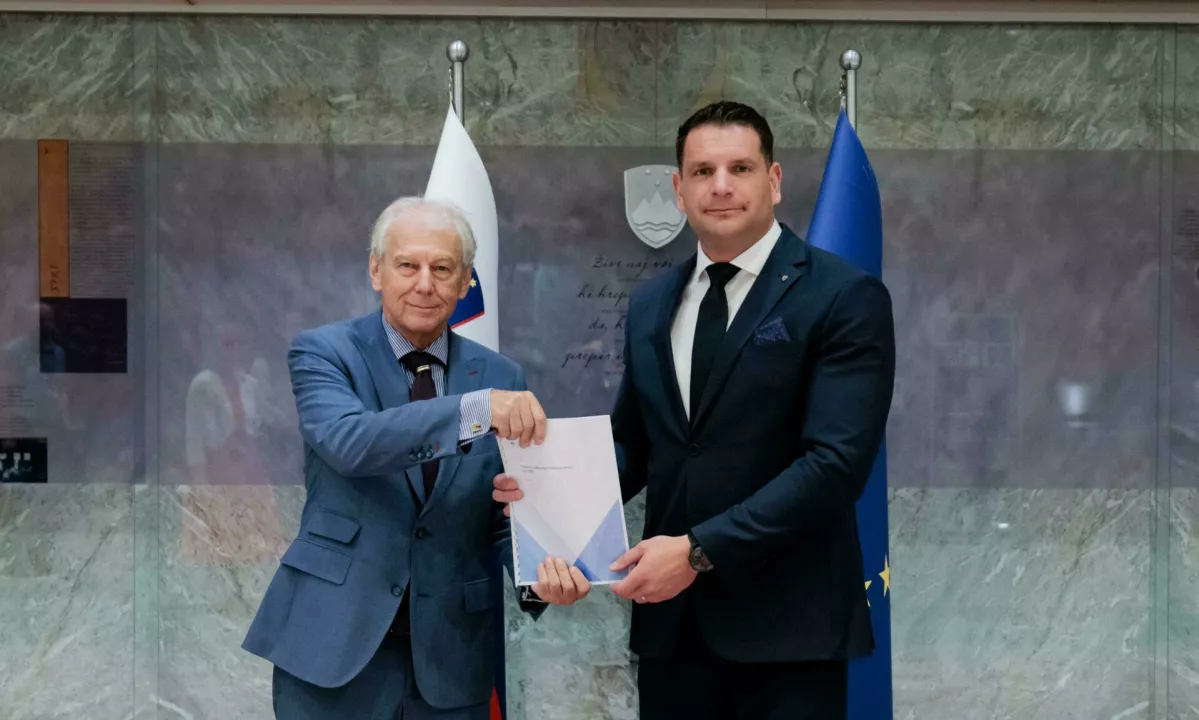 Proračunski minus je že preglobok, do kod še lahko tone?