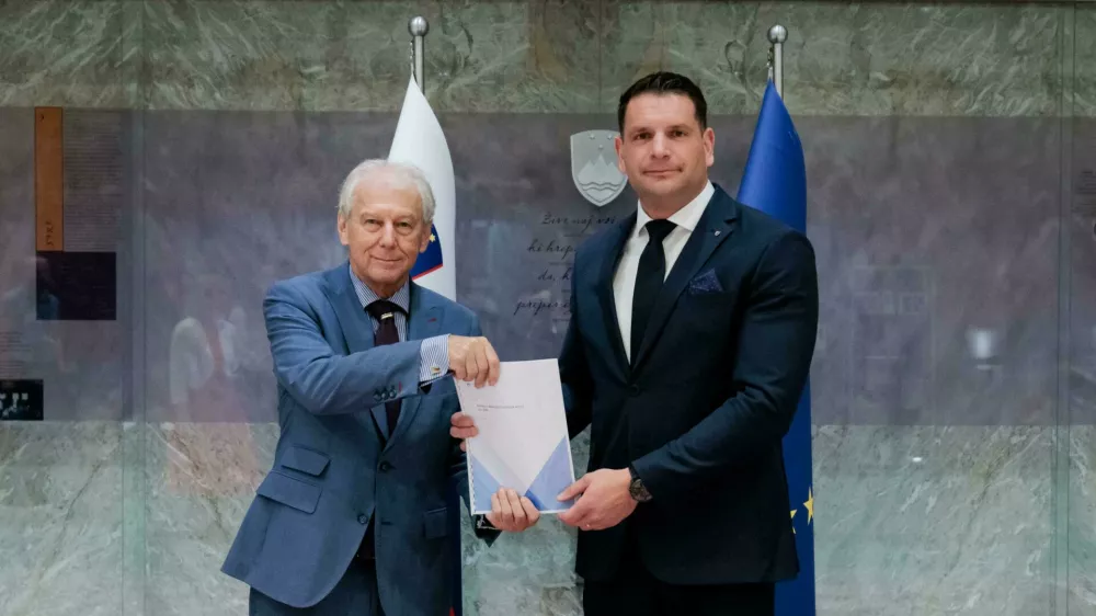 Predsednik Državnega zbora Zoran Stevanović je sprejel predsednika Fiskalnega sveta dr. Davorina Kračuna, ki je predsedniku Državnega zbora ob tej priložnosti predal letno poročilo.Foto: Matija Su&scaron;nik 