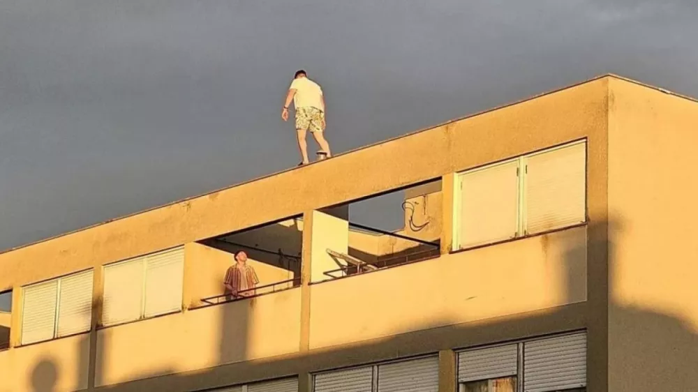Turist na strehi v Splitu.