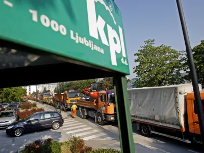 - Tbilisijska ulica - kamioni CPL (Cestno podjetje Ljubljana) točijo gorivo v podjetju KPL - Komunalno podjetje Ljubljana, //FOTO: Tomaž Skale