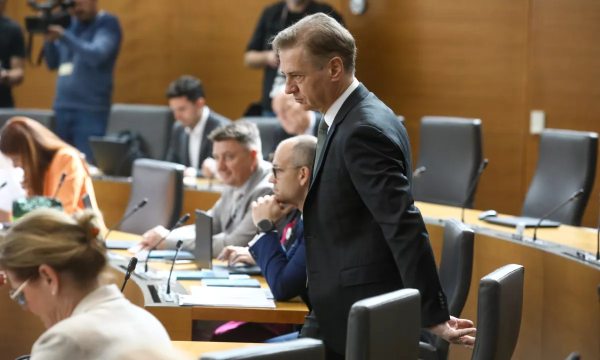 (VIDEO) V živo: Golob o svoji vladi v senci
