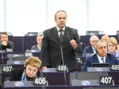 Pred izključitvijo iz EPP: SDS re&scaron;uje svoj ugled, Grimsa pozvali k odstopu