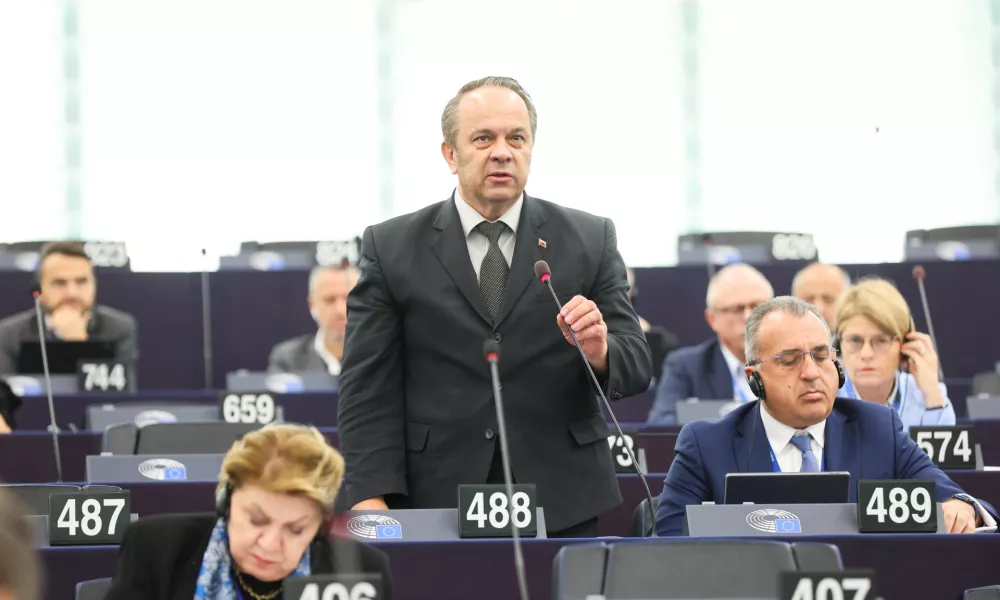 Pred izključitvijo iz EPP: SDS re&scaron;uje svoj ugled, Grimsa pozvali k odstopu